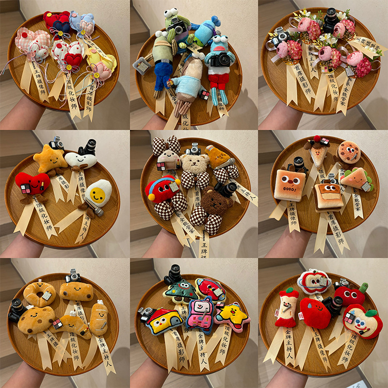 Cartoon cute creative Four Great Kings wedding corsage, wedding photographer and makeup artist brooch, staff corsage
