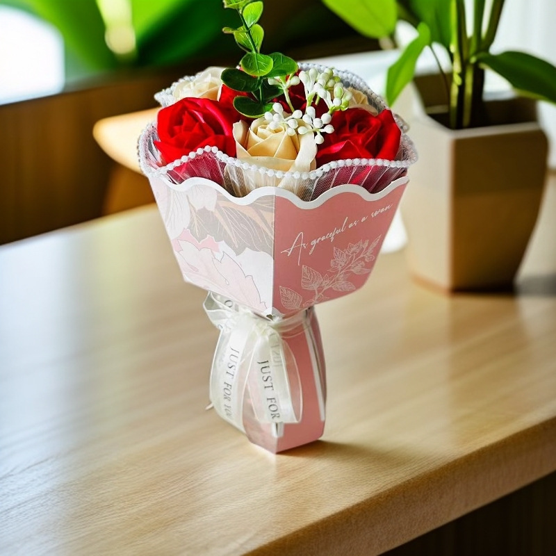Buquê misto de rosas, cravos e flores de sabonete em estilo campestre natalino para presentear professoras e colegas no Dia Internacional da Mulher._voghion.com