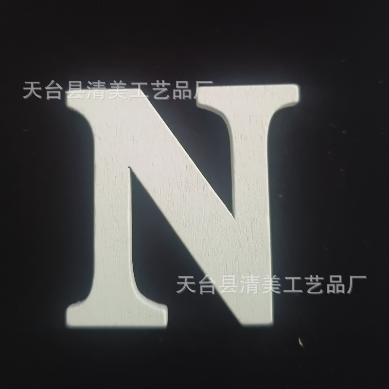 Nuevos productos transfronterizos Decoración navideña Colgante de hoja de madera Artesanía de madera Colgante pequeño Colgante de costura a cuadros negro y rojo