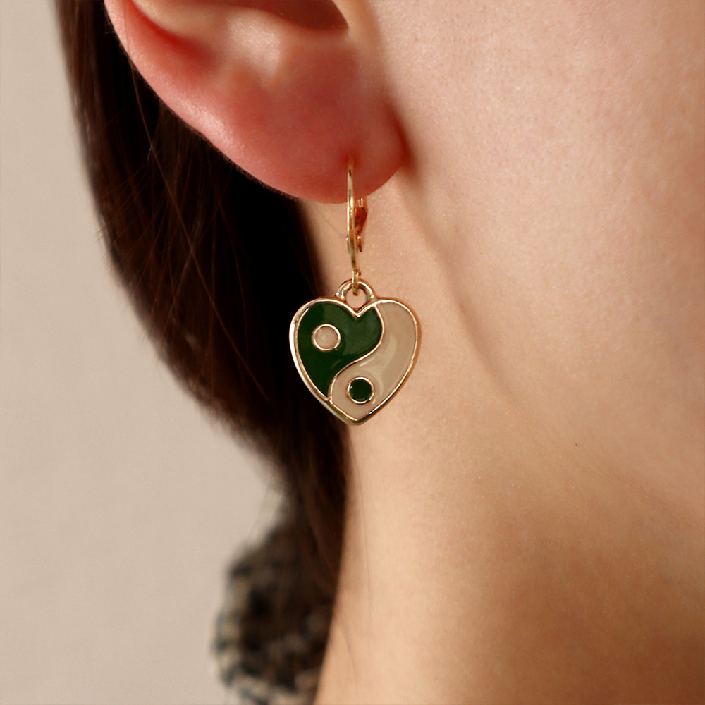 Naizhu Européen Et Américain Bijoux Femmes De Croix-frontière Ins Style Métal Yin Yang Tai Chi Potins Boucles D'oreilles Amour Émail Boucles D'oreilles Oreille Goujons display picture 11