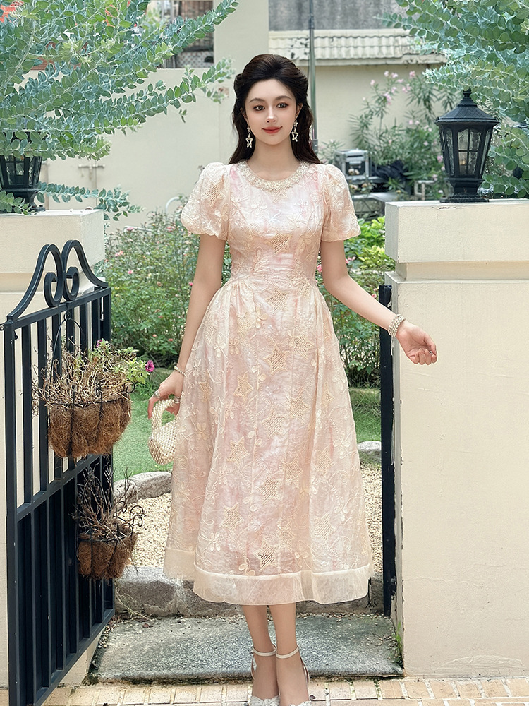 Váy midi tay phồng kiểu Pháp thêu hoa tinh tế — hồng