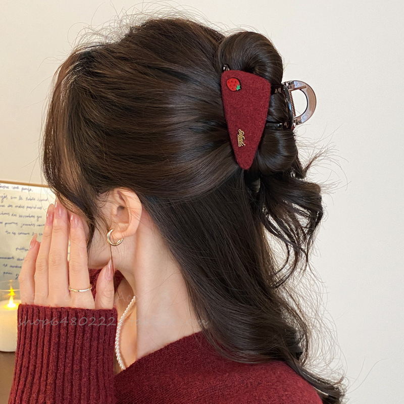 草莓毛毡头发抓夹女秋冬高级感鲨鱼夹2025新款百搭半扎发发夹发饰