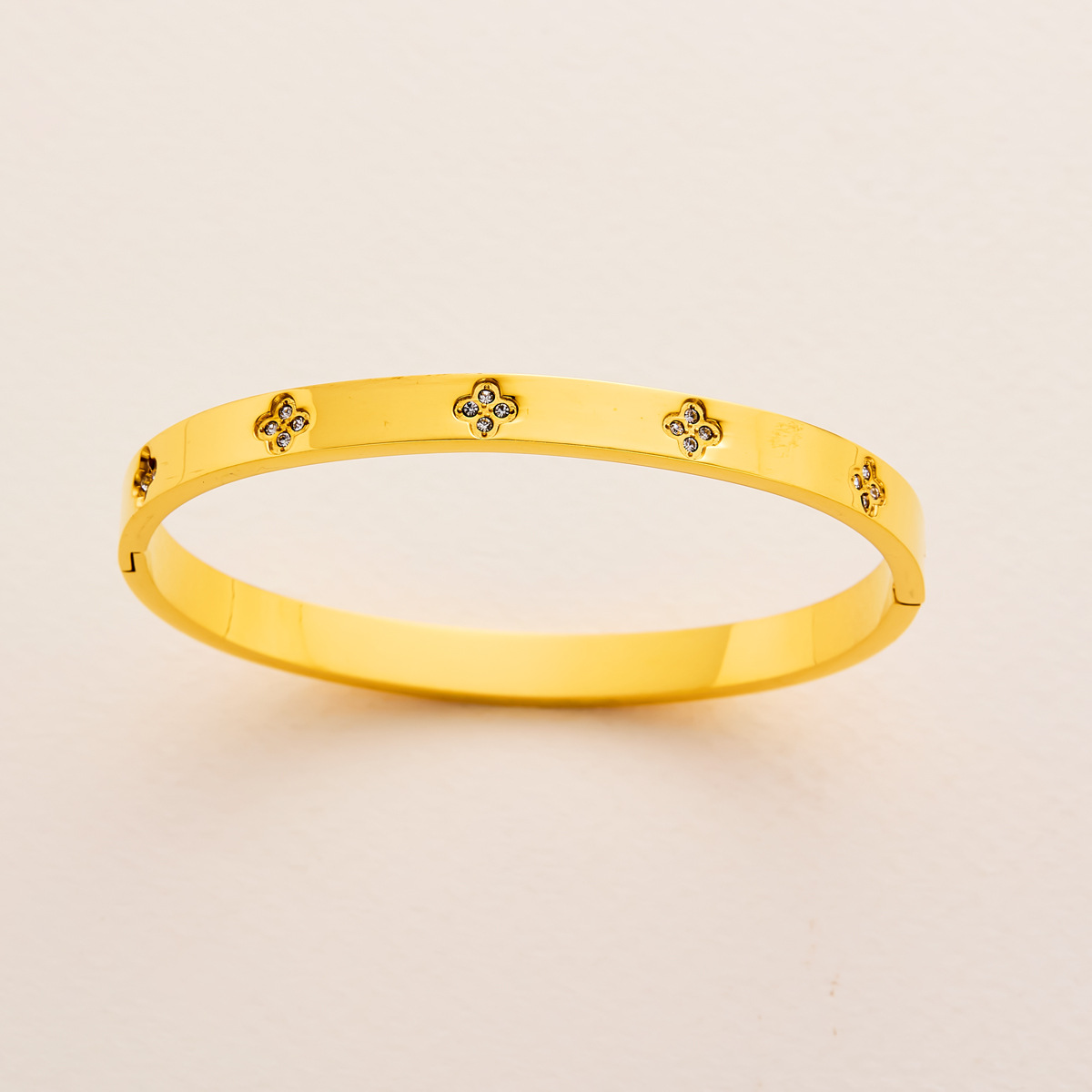 Moda europea y americana nueva pulsera de acero de titanio de diamantes CNC de cuatro hojas de diseño de alto nivel en nicho universal no se desvanece