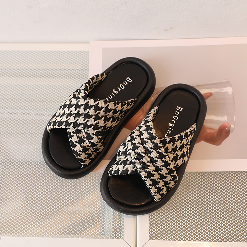 Pantoufles d'extérieur pour enfants, nouvelle collection été 2023, à carreaux croisés, mode coréenne, pantoufles décontractées pour filles, une ligne_voghion.com