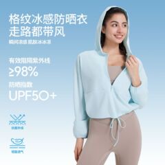 運動のゆったりとした日よけの薄っぺらな涼感のコートの女性は帽子をかぶってカジュアルなヨガのフィットネスが見えます。