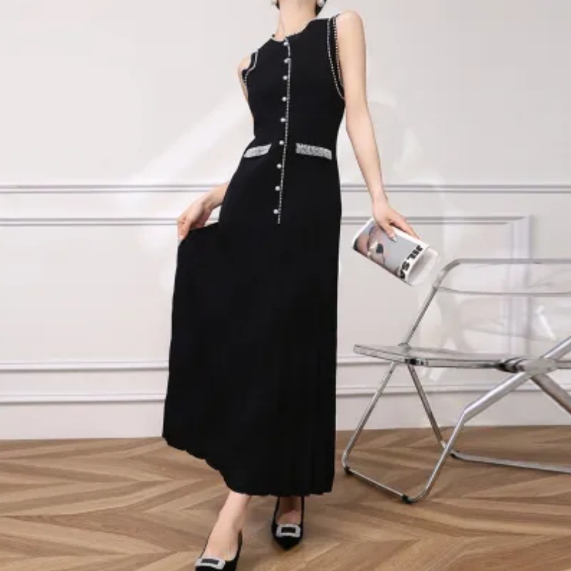 Luxuriöses Strickkleid Mit Perlenbesatz Und Hohem Schlitz_voghion.com