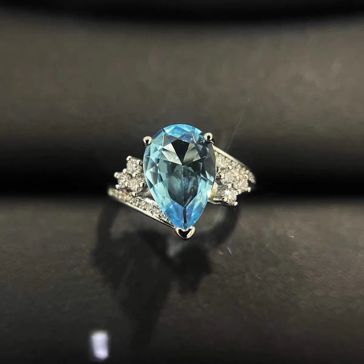 Elegante verstelbare ring in waterdruppelvorm met saffier_voghion.com