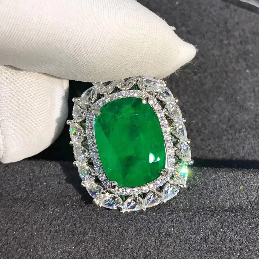 Anillo de Esmeralda sintética de alta calidad S925 plateado anillo femenino de Esmeralda sintética con incrustaciones de platino de cinco capas de espesor