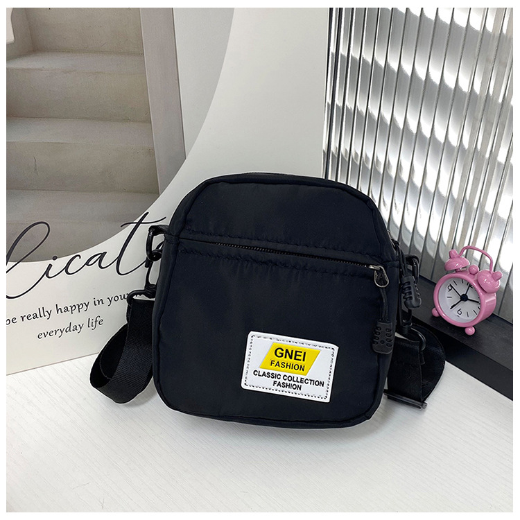 Women's Small Spring&summer Nylon Streetwear Shoulder Bag display picture 1