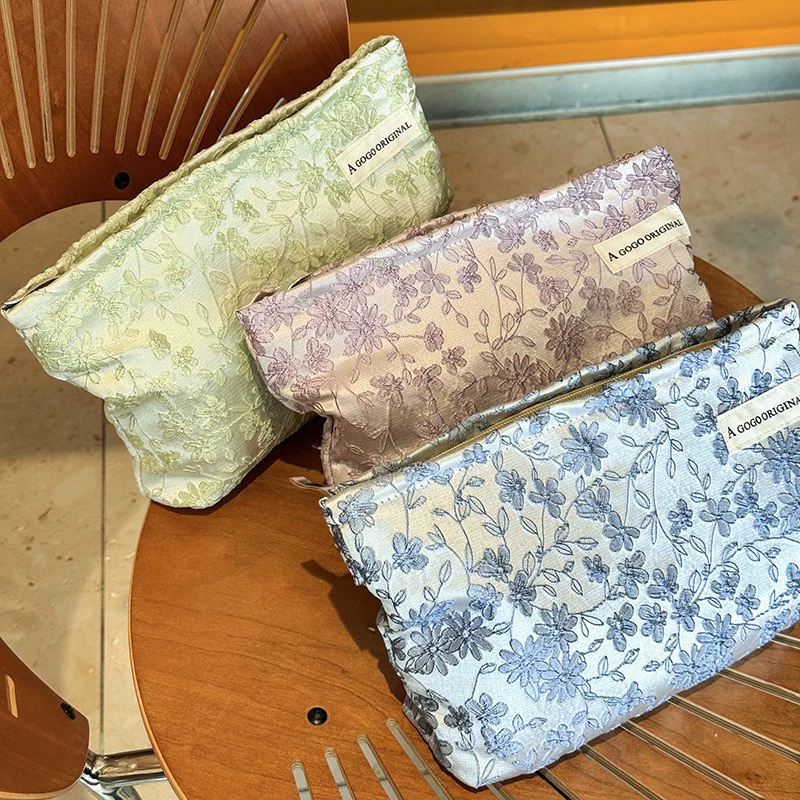 Capacious cosmetic bag, three‑dimensional travel organizer with zipper, stylish printed patterns