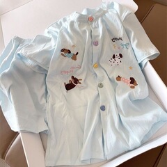 日本のシンプルで可愛いブルーソーセージの子犬のパジャマ女性の新型半袖半ズボンの夏の部屋の服のスーツは外着します。