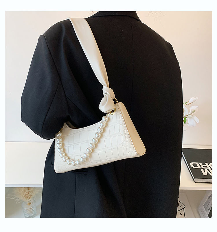 2021 Pearl Fashion Handbags Crocodile Pattern Solid Color Underarm Bag Wholesale display picture 2