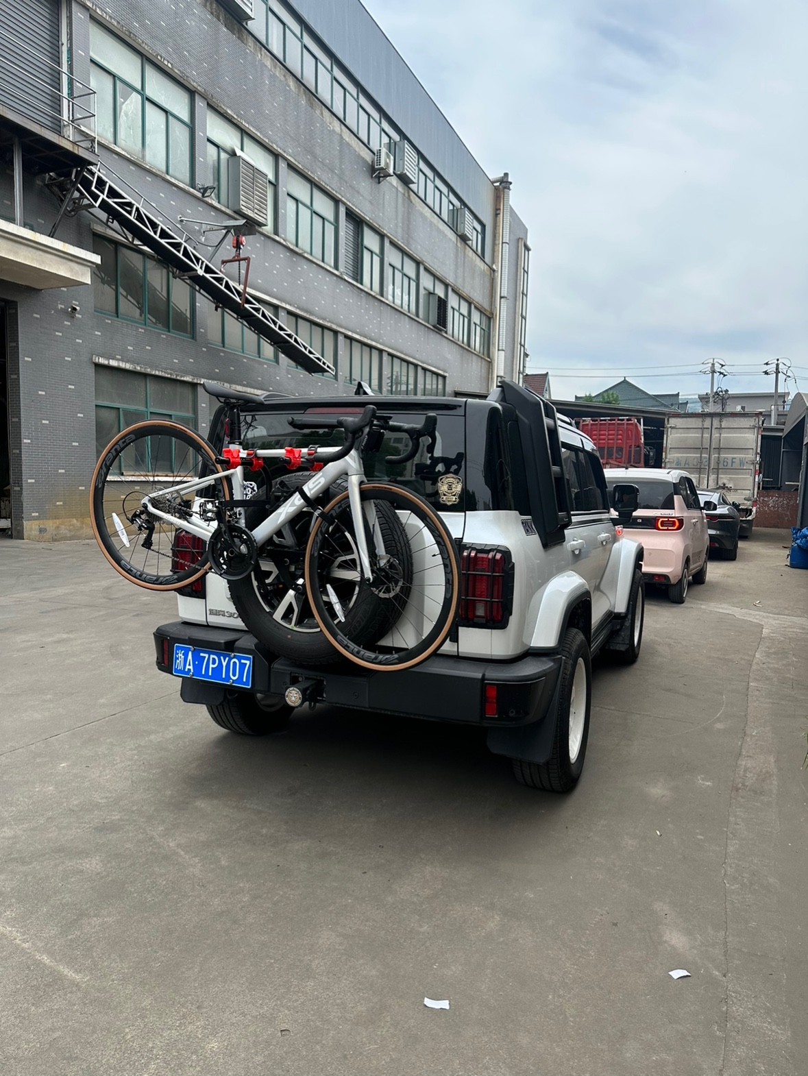 Tank 300 Bicycle Rack Spare Tire Bicycle Rack, Non-Destructive Installation, Foldableable, Does Not Block the License Plate Reflection