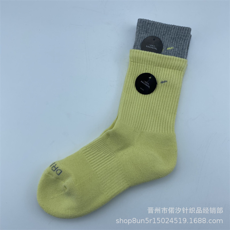 2023新品の偽の2つのつなぎ合わせのスポーツの靴下の中で筒の高い筒の男女の同項のマカロンカラーの厚いタオルの底