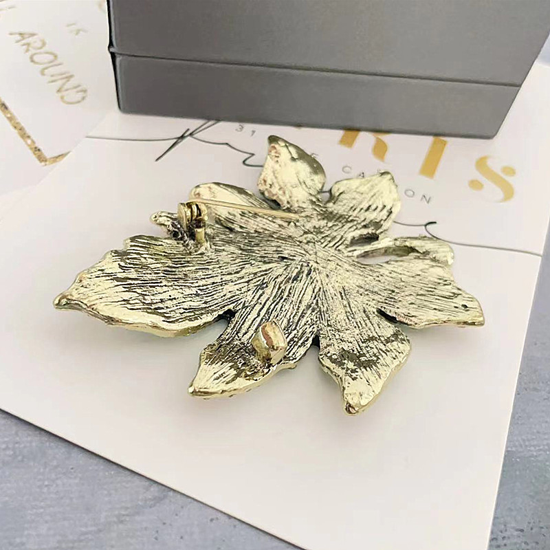 Spilla grande di lusso con strass per giacca da uomo elegante_voghion.com