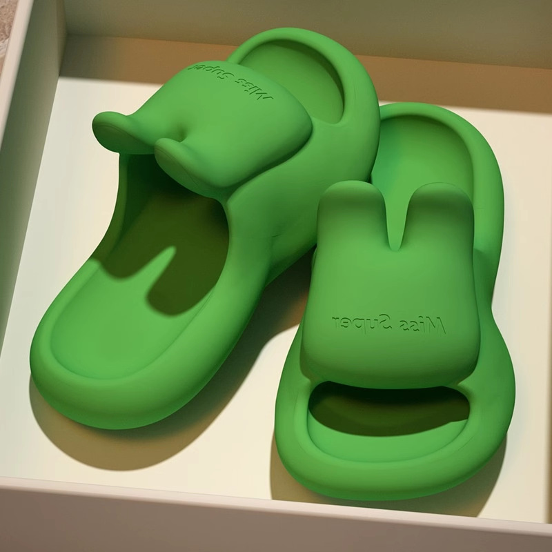 짙은 녹색 (똥을 밟은 듯한 느낌의 EVA 소재로 가볍고 편안하며 미끄러지지 않음)