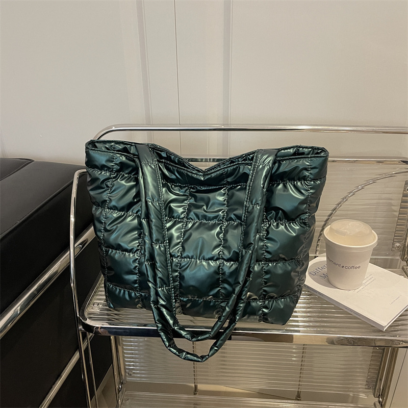 Europa y América retro bolsas de gran capacidad otoño y invierno nuevo estilo cuadrado bolsas de hombro de algodón plumón temperamento simple bolsas de mano