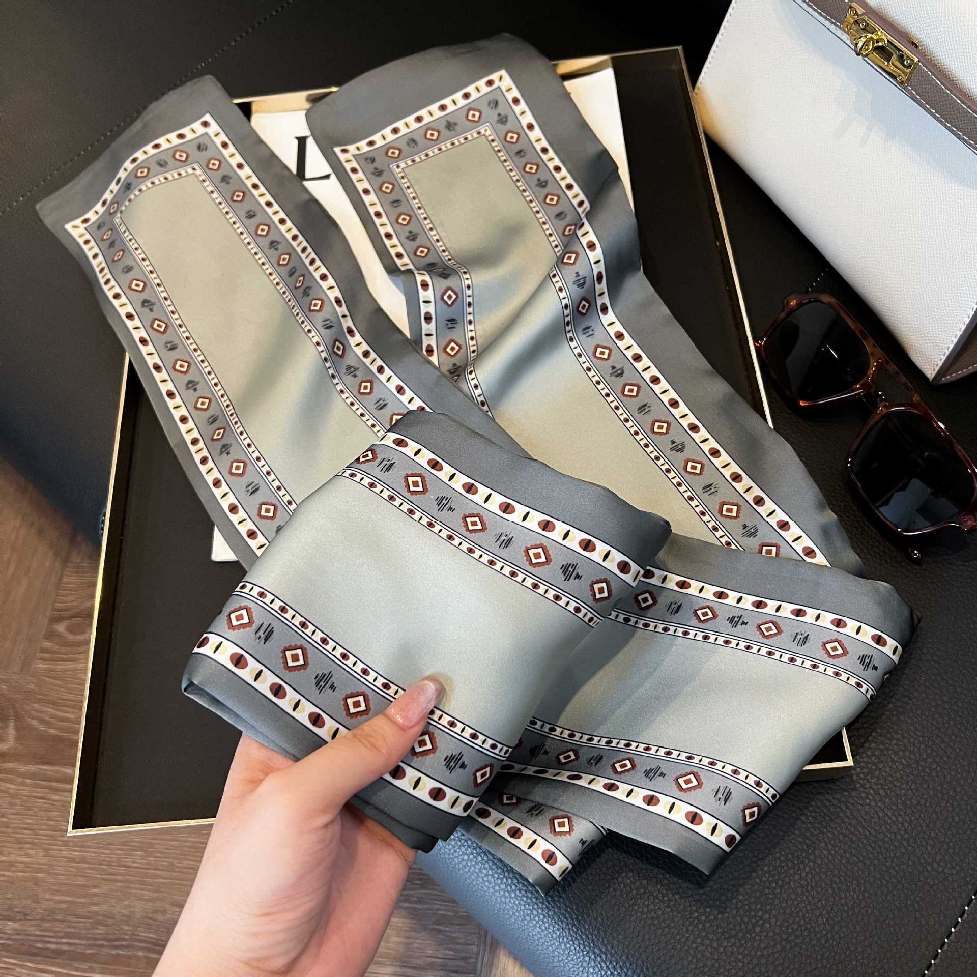 Nueva bufanda de seda pequeña banda larga estrecha para el cabello mujer estilo primavera y otoño moda madre bufanda estilo verano estilo fino serpentina bufanda al por mayor