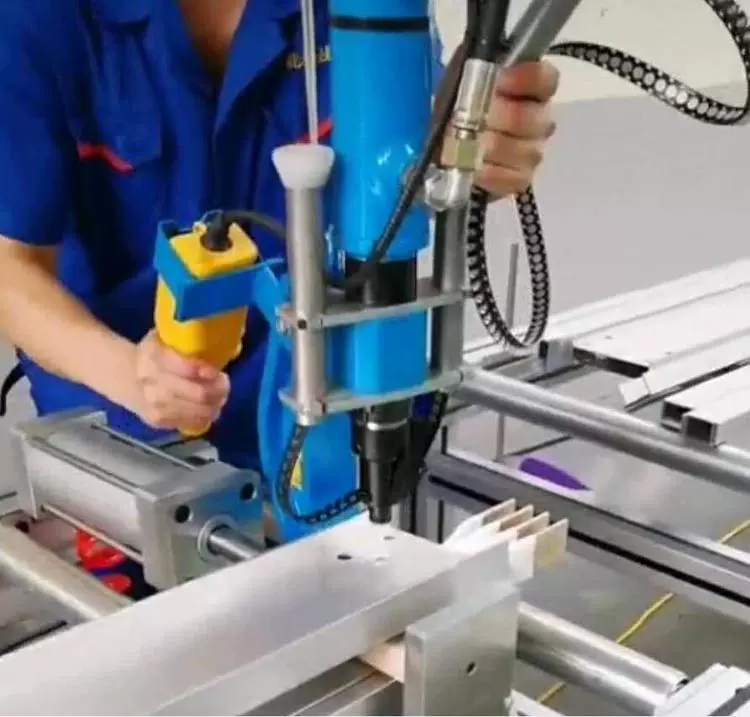 Машина раковины шасси само-прокалывая клепать машину, само-прокалывая клепать машину выбранный с оборудованием функции установки давления