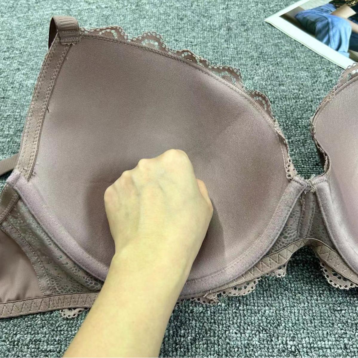 Nuevo comercio exterior europeo y americano ropa interior de dama confortable sujetador de encaje con anillo de acero fabricantes de sujetadores de esponja al por mayor