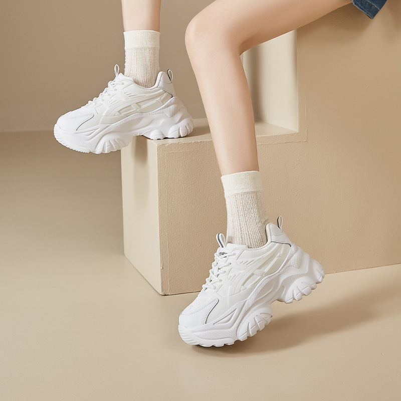 Zapatos de cuero de león antiguo para mujeres 2025 nuevos zapatos deportivos casuales blancos de suela gruesa de primavera pequeños zapatos para correr