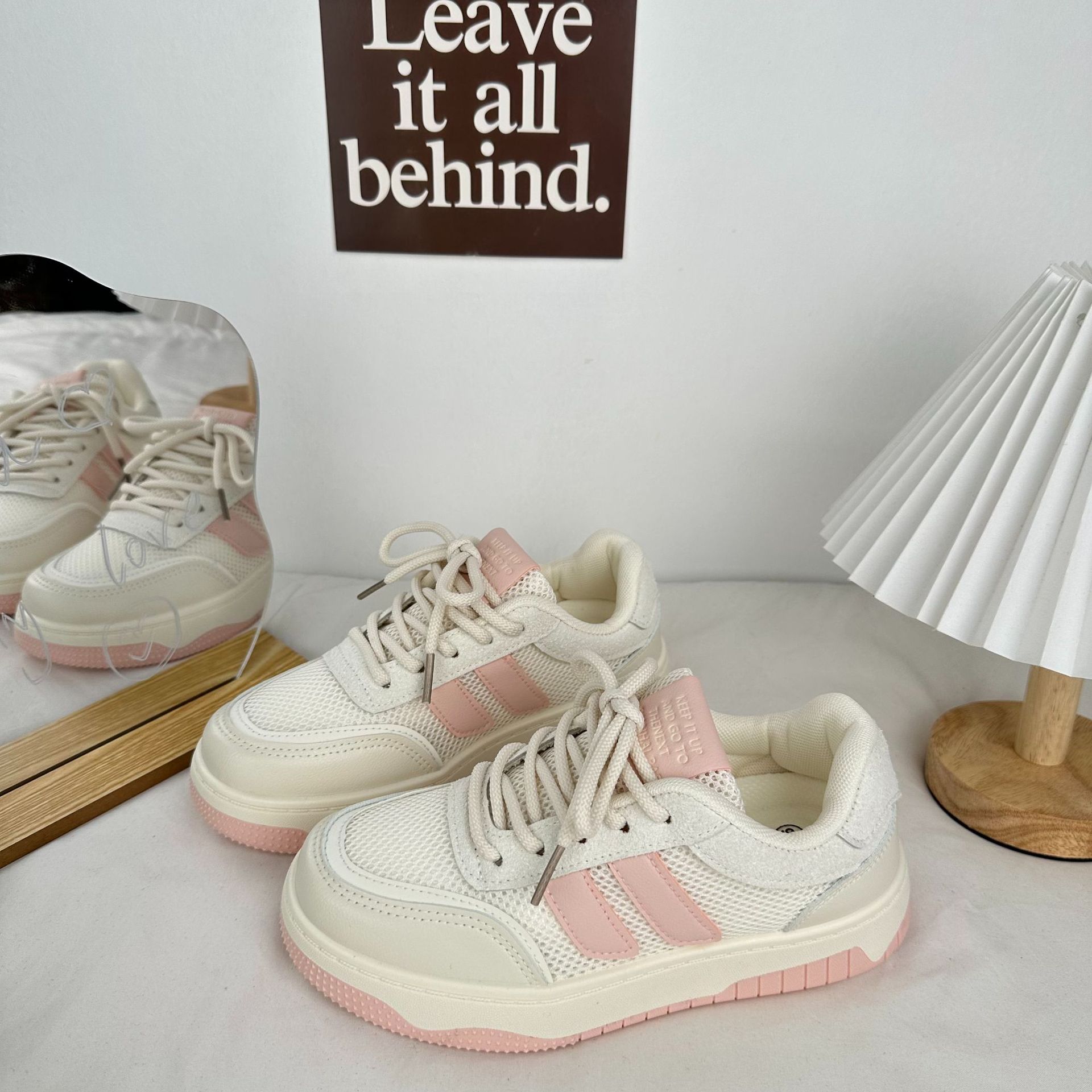 Yuanbo 2024 nuevo estilo japonés de estilo universitario zapatos de lona plateados de verano de malla transpirable coreana de baja altura tablero deportivo