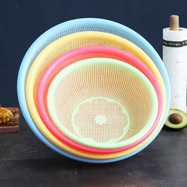 洗米筛;塑料桌椅;垃圾桶