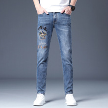 高端柔软刺绣牛仔裤男潮版薄款浅蓝色修身小脚2025春夏新款