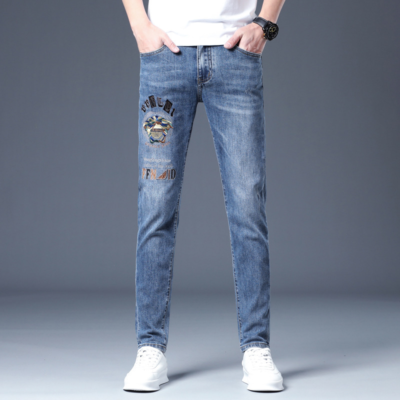 高端柔软刺绣牛仔裤男潮版薄款浅蓝色修身小脚2025春夏新款