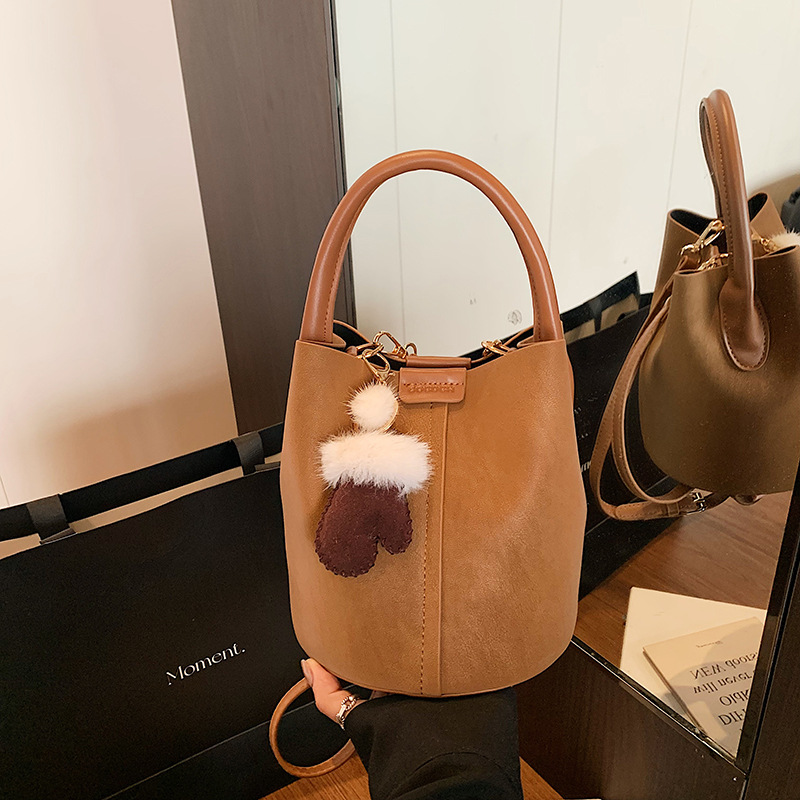 Bagos de cubo de mano de alta sensación de 2025 nuevo retro de hombro de una mujer bolso de alta sensación de bolso de mujer