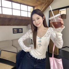 純粋な欲の白いレースの蝶結びの透かし彫りのtシャツの早秋の中で胸のchiの甘い底のシャツの短い上着を塗ります。