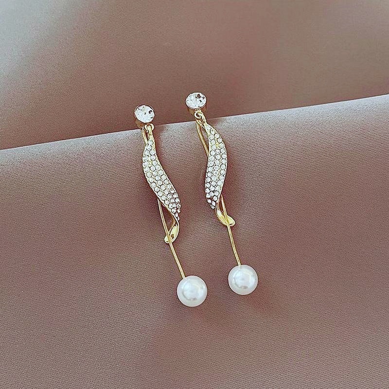 Geometric design fashionable universal earrings pearl