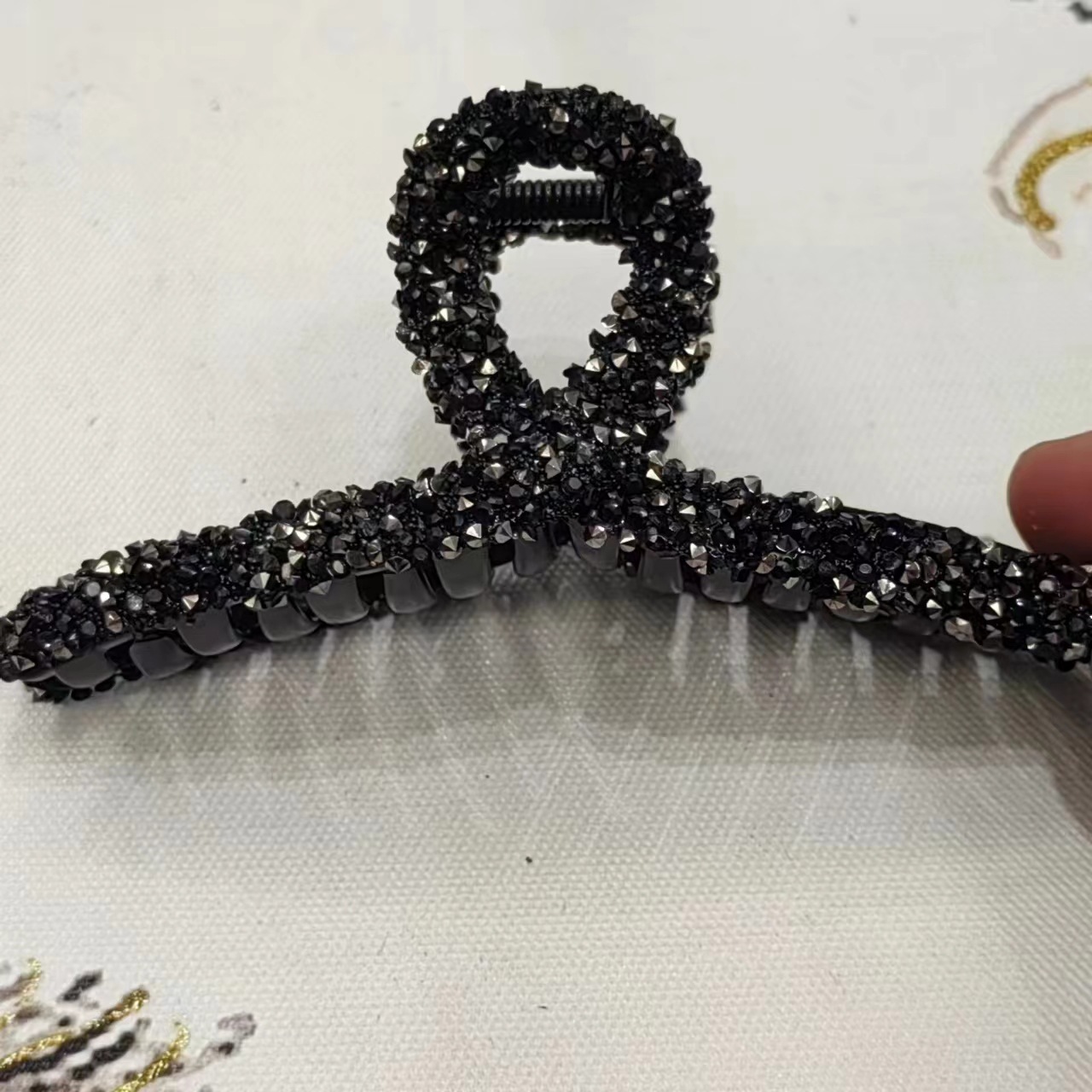 Pinza shark con detalles de diamante imitación – elegante, con cinta decorativa image 7