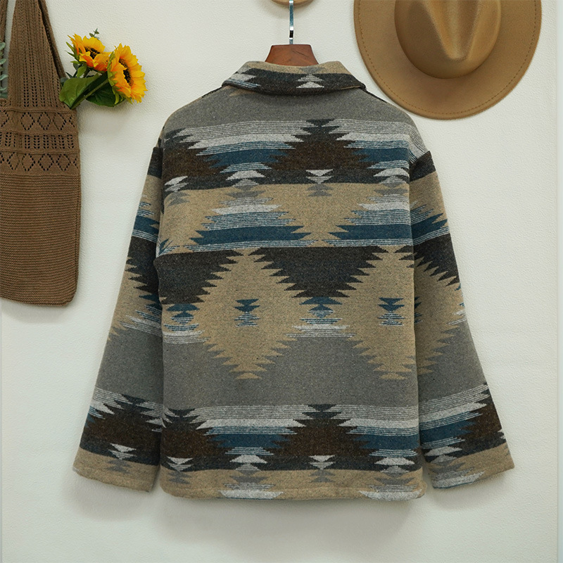 Kurtka luźna jesienno-zimowa z geometrycznym wzorem i klapami, wełniana, damska_voghion.com