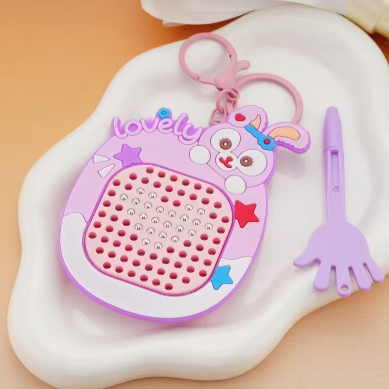 Llavero de dibujos animados creativo Tablero de dibujo magnético, laberinto de cuentas para caminar, descompresión, mochila escolar de juguete, puesto colgante, pequeño regalo al por mayor