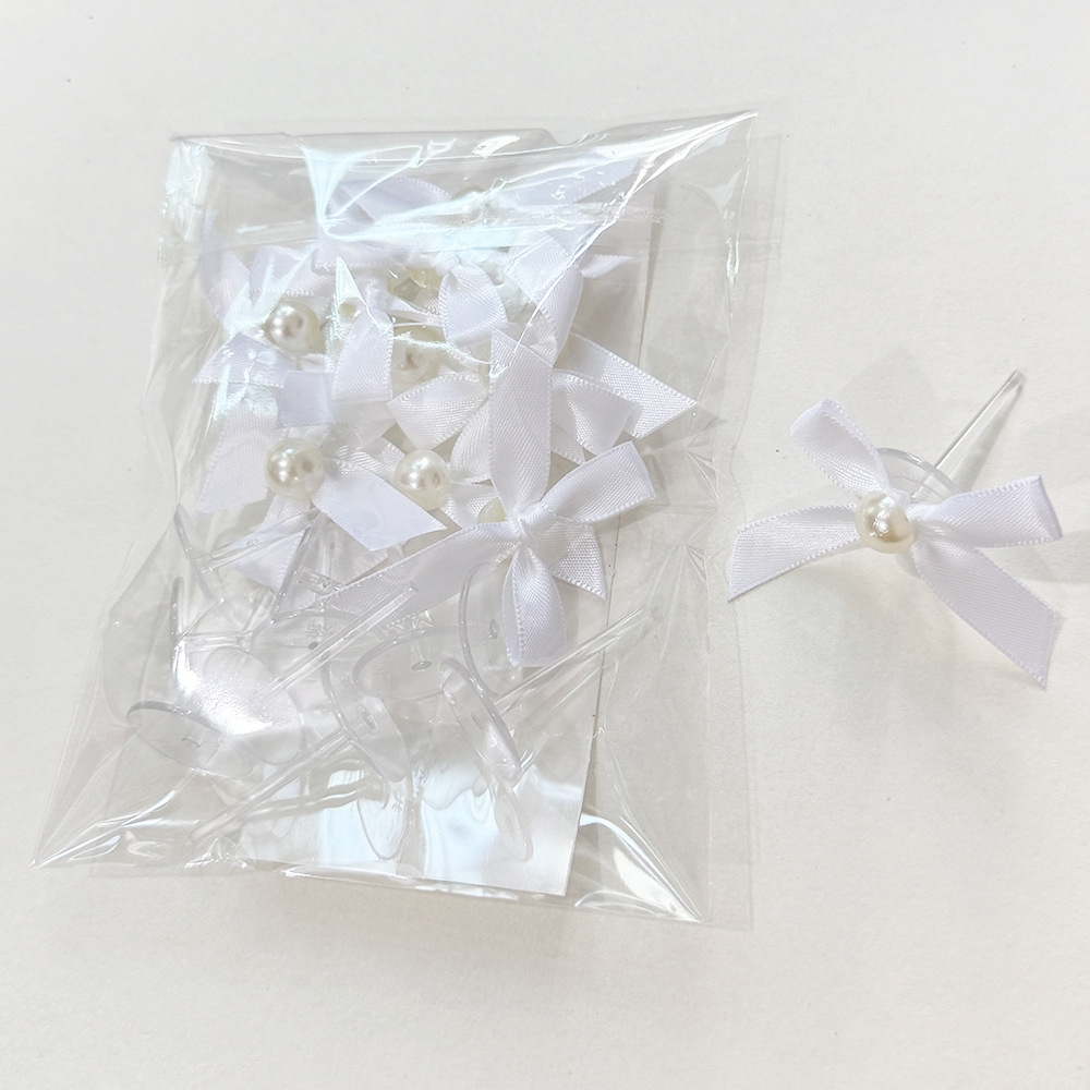 Plugin blanco con lazo de perlas