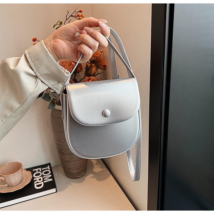 Single shoulder solid color, simple and versatile, casual crossbody mobile commuting mini box, saddle bag, women's bag_voghion.com