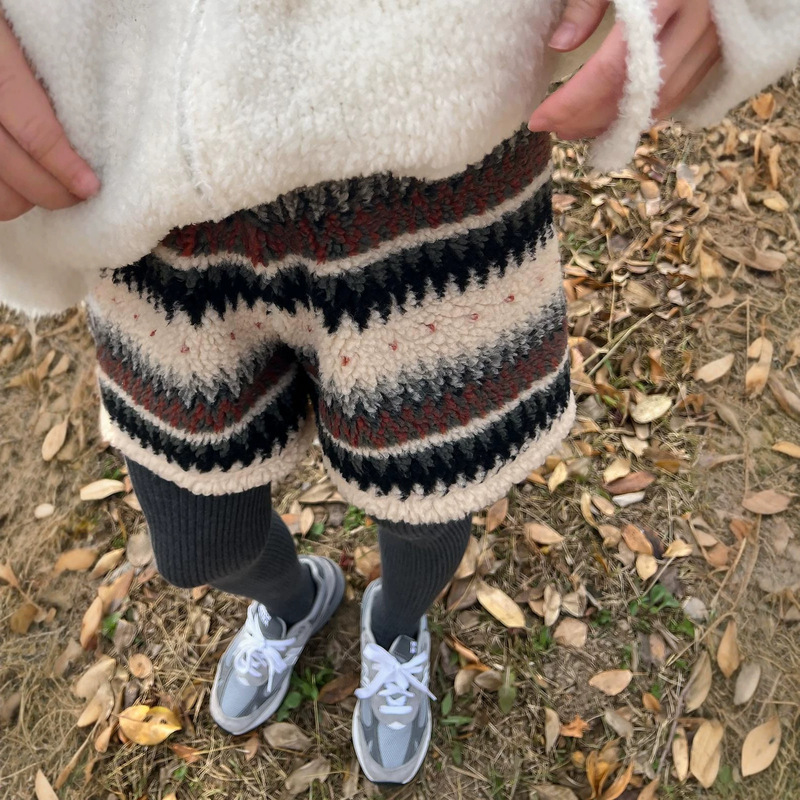 In stock: Korean-style, fashionable, and versatile winter fair Isle color-blocked fleece shorts for women In stock: Korean-style, fashionable, and versatile winter fair Isle color-blocked fleece shorts for women