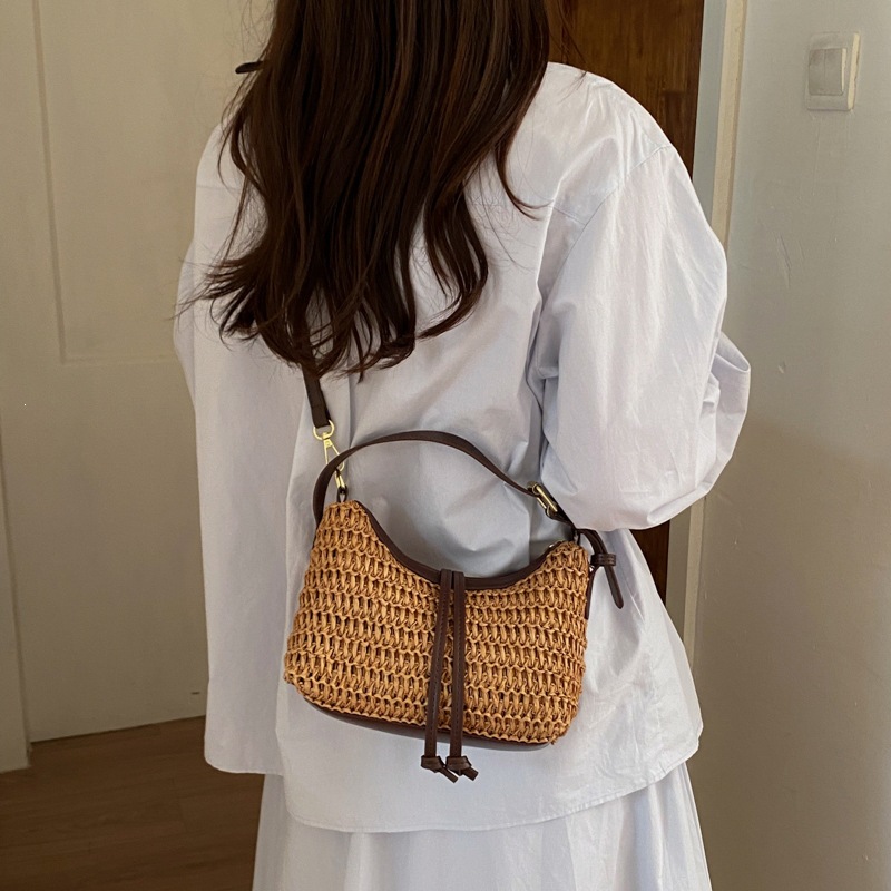 Nicho Zhong vacaciones de verano bolsas de paja nuevas bolsas de mano de viaje de mujer ocio diario viaje de viaje temperamento bolsas de cubo caqui