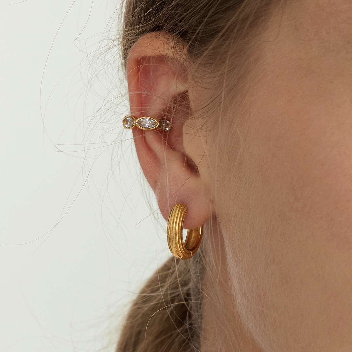 Wanxing aretes de zircon europeos y estadounidenses lujosos de alto nivel 18K aretes de acero inoxidable para mujeres c anillo de diseño de nicho de joyas transfronterizas