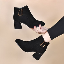 短靴女2023秋冬新款黑色羊皮粗跟字母扣时装靴两种高度尖头女皮靴