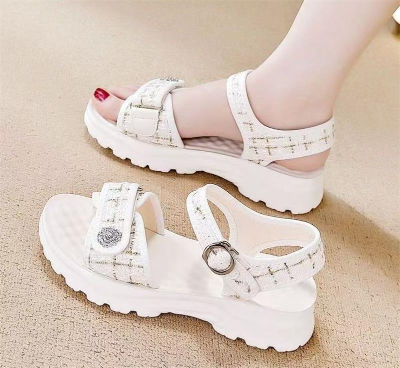 Sandalias deportivas para mujeres 2026 verano nuevo tipo explosivo muffin zapatos de suela gruesa zapatos de playa rojos de estudiantes