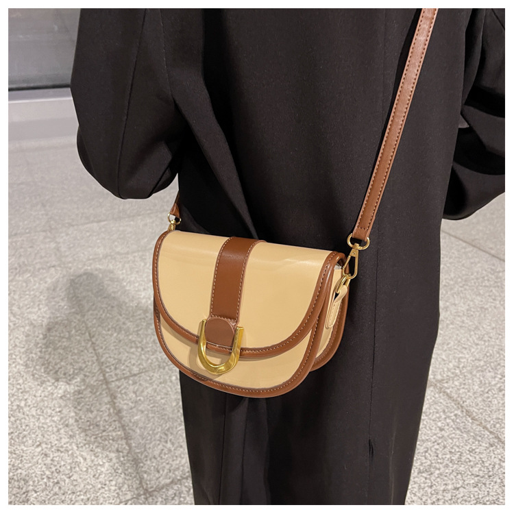 New Trendy Winter Retro Texture Simple Messenger Saddle Bag display picture 2