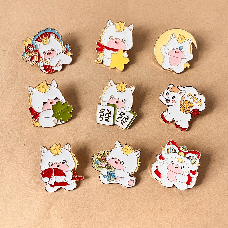 2026 Año Nuevo broche de dibujos animados Año del Caballo pequeño regalo pin accesorios insignia de Año Nuevo para niños decoraciones navideñas al por mayor