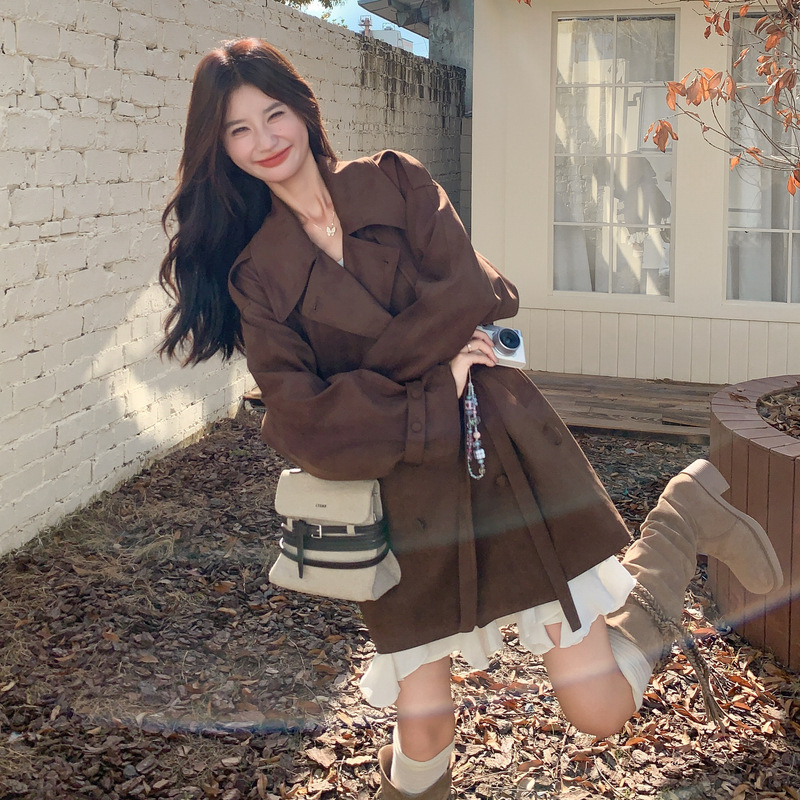 Real Shot of This Year's Trendy Brown Suede Double-Breasted Trench Coat for Women, 2026 Autumn Vintage Style with Tie Waist Real Shot of This Year's Trendy Brown Suede Double-Breasted Trench Coat for Women, 2026 Autumn Vintage Style with Tie Waist