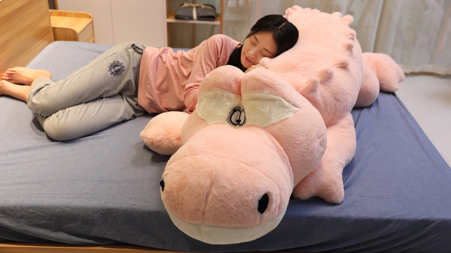 Grote pluche krokodil knuffel voor kinderkamer en bed_voghion.com
