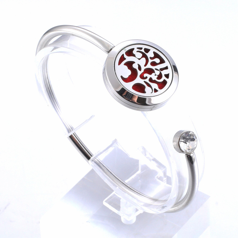 Stainless Steel Aromatherapy Bracelet with Heart Chain, High-Quality Essential Oil Diffuser, and a Large Diamond Bracelet