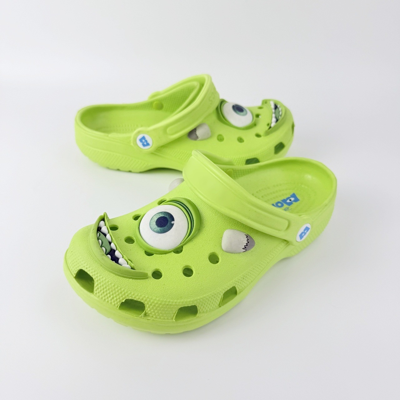 La nueva estrella de la casa de Croca, Winnie the Pooh, oso marrón, monstruo eléctrico, Mickey Minnie, zapatos de agujero de padres e hijos.