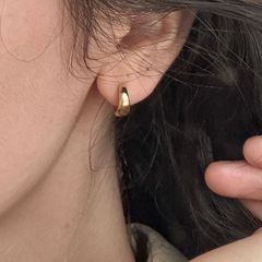 シンプルで高質感の広いイヤリングはとてもシンプルです。