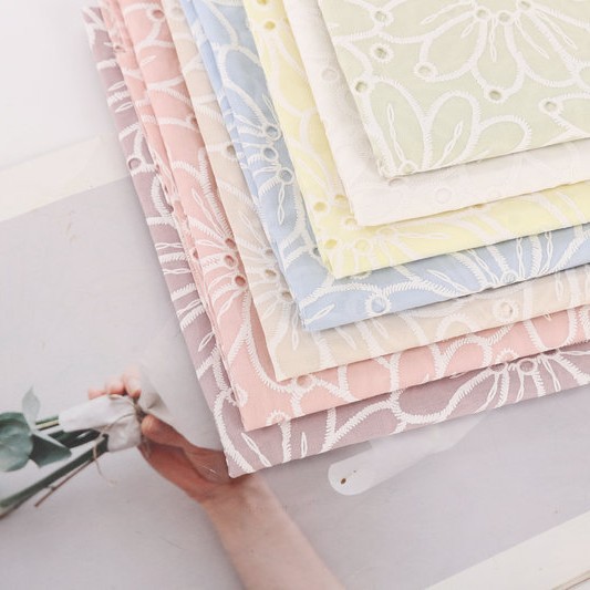 全棉打孔绣花布现货春夏素色时尚连衣裙女装时装批发面料梭织棉布